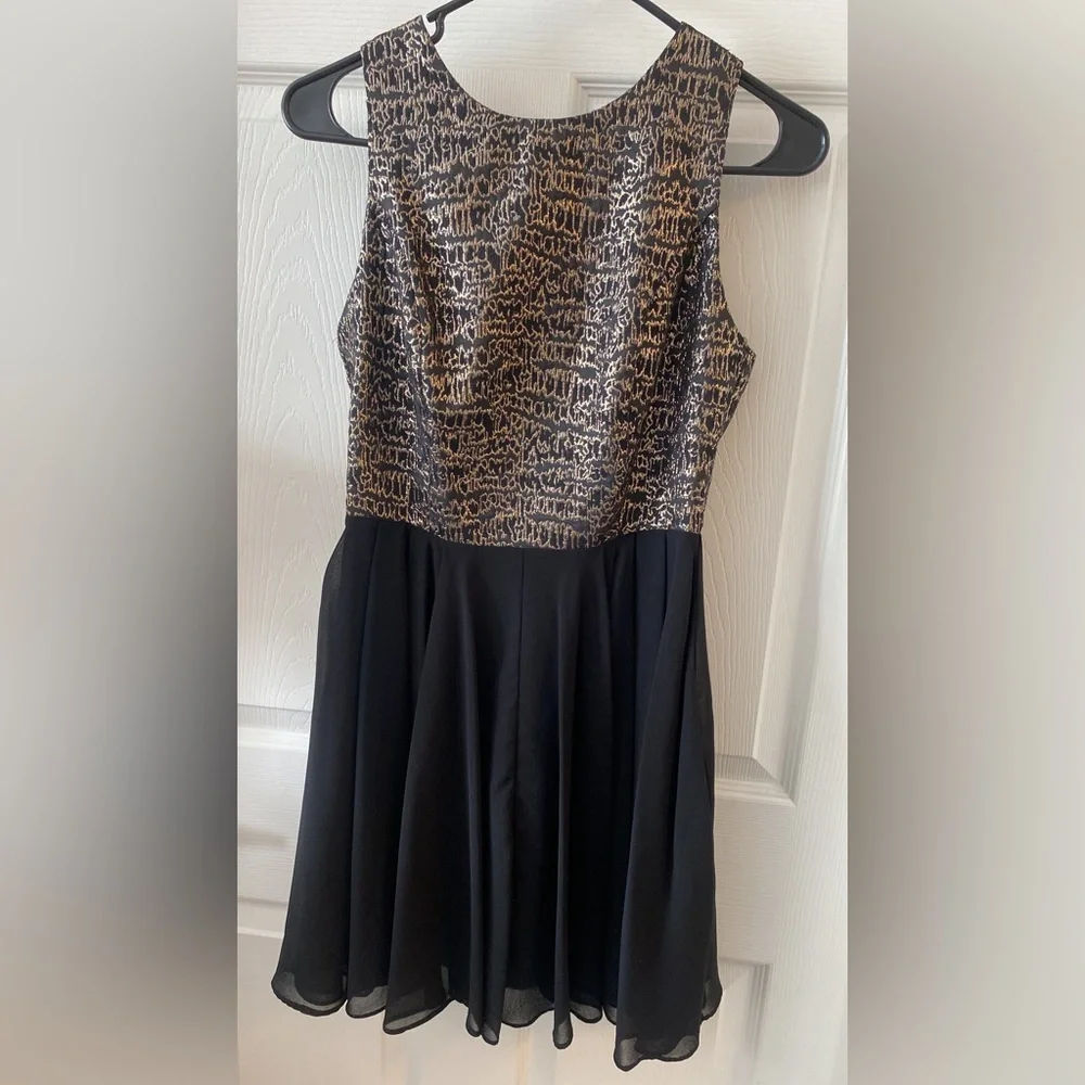 Formal dress - Picture 2 of 2
